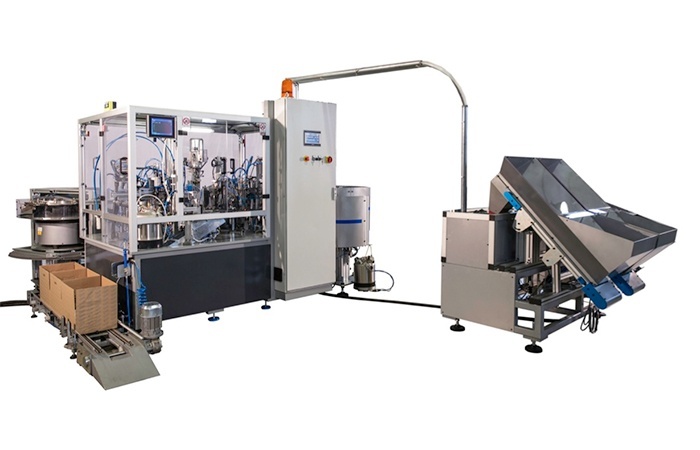 Special machine to mount mountingplate and pre-assembled hinge on mountingplate