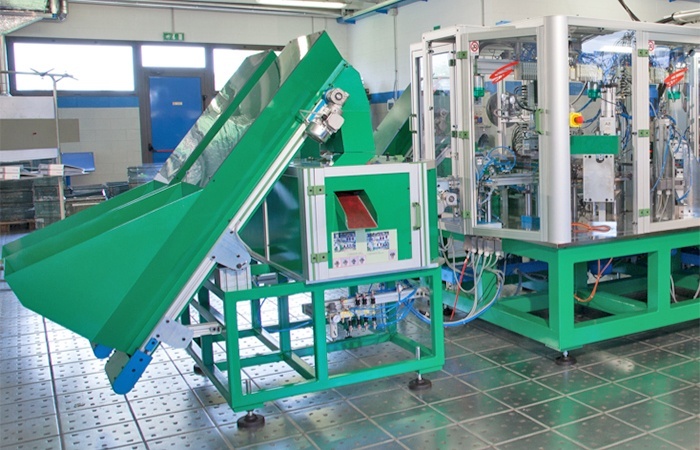 Special system to assemble mounting plates for hinges